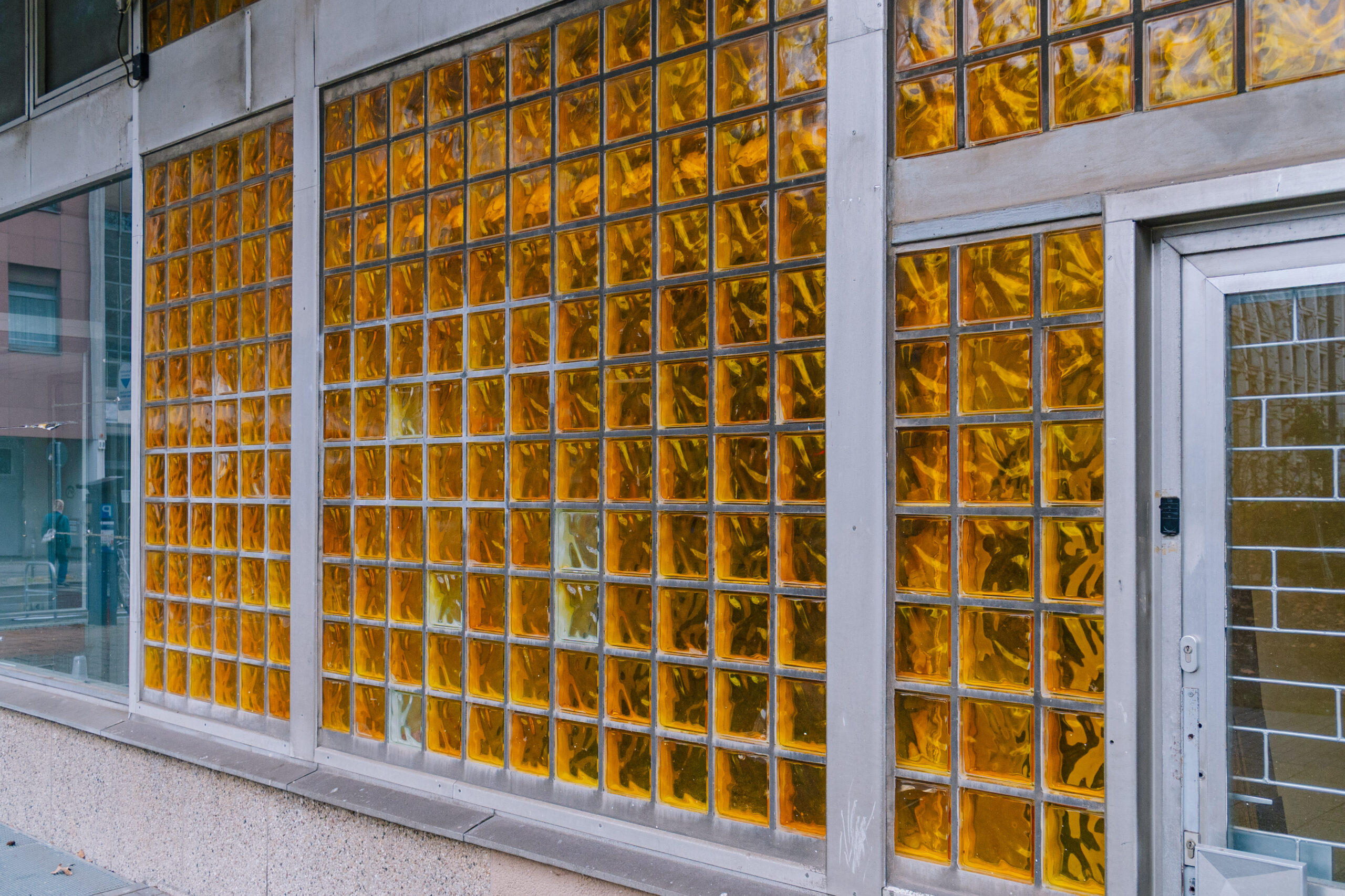 354. Orange Glass Bricks