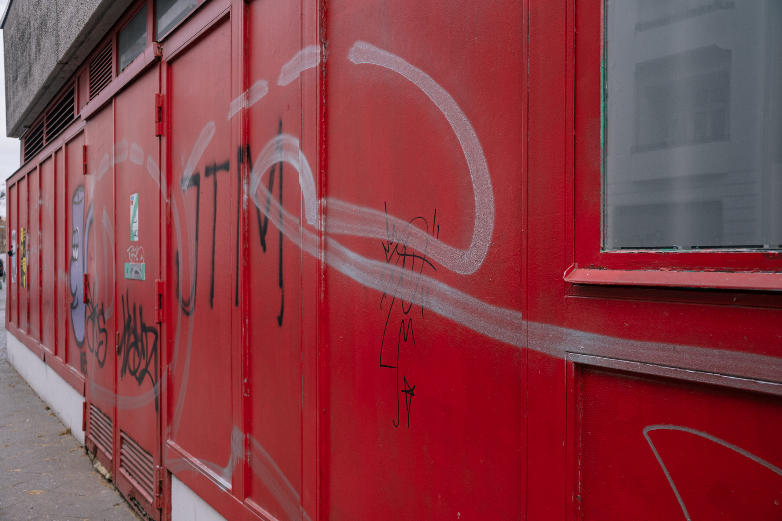 415. Red Metall Wall - Image 4