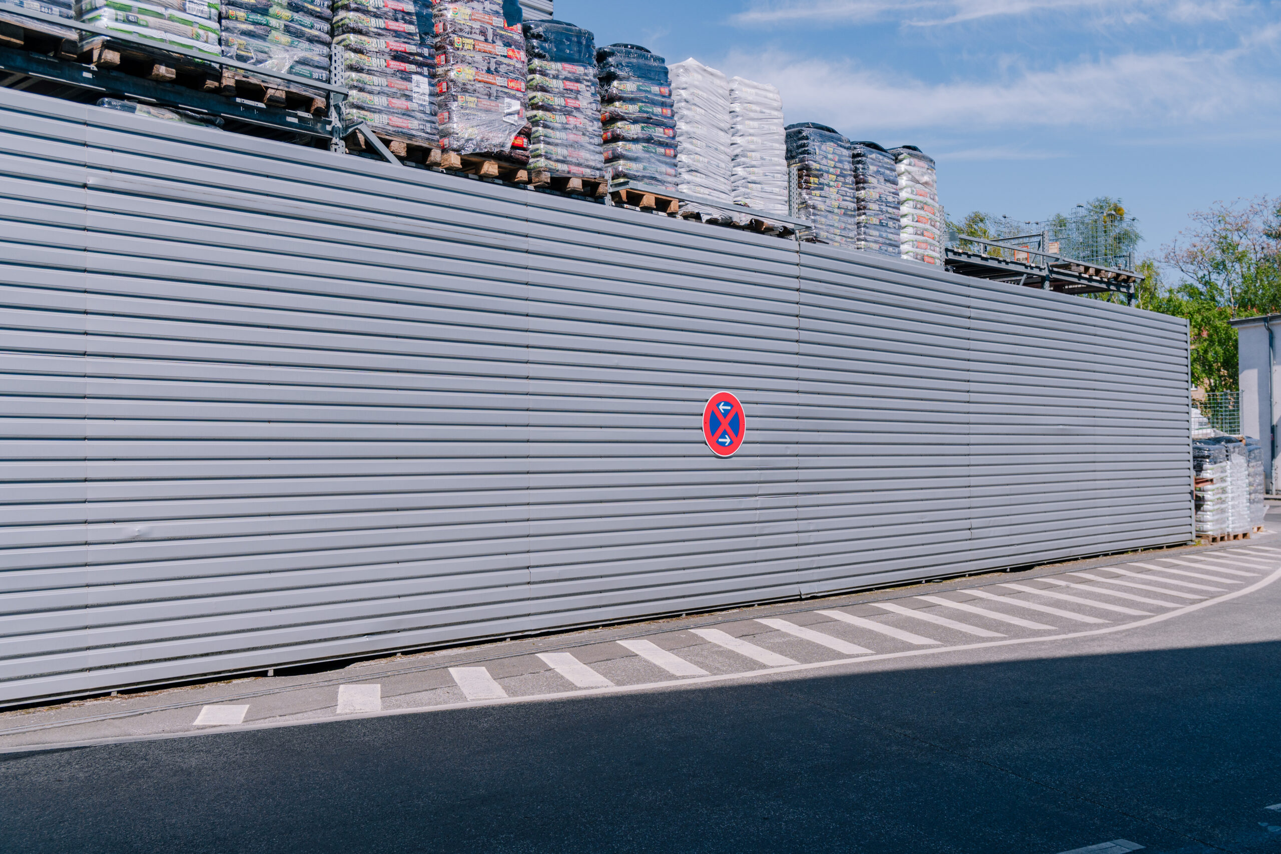 432. Metal Yard Wall